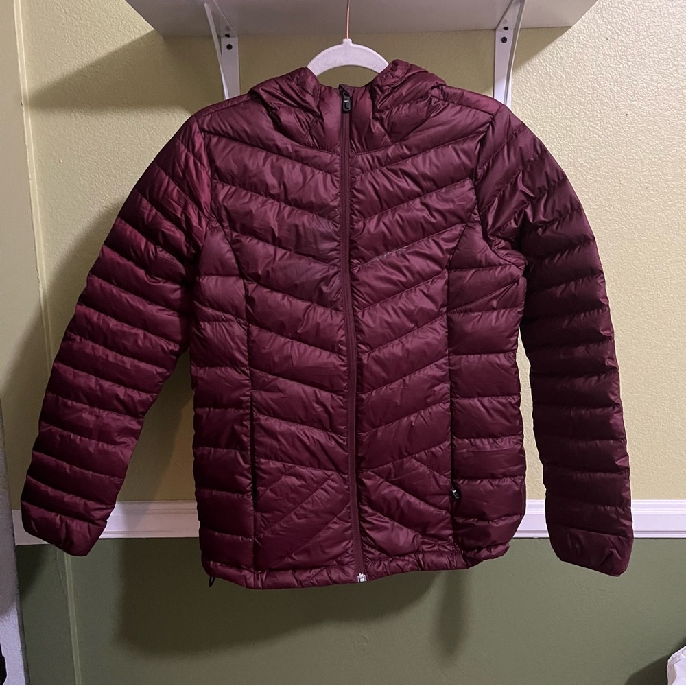 Maroon light weight hooded puffer jacket with pockets.   Only worn once